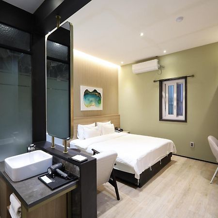 Almond Hotel Busan Station Exterior foto